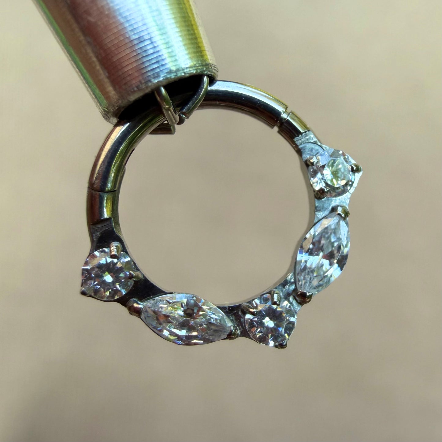 Tytanowy clicker Marquise z białymi cyrkoniami – kolczyk do piercingu – srebrny