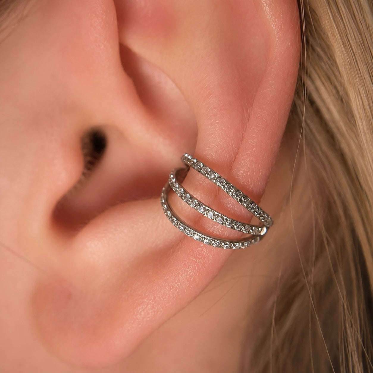 TYTANOWY POTRÓJNY CLICKER DO PIERCINGU UCHA Z CYRKONIAMI –SREBRNY