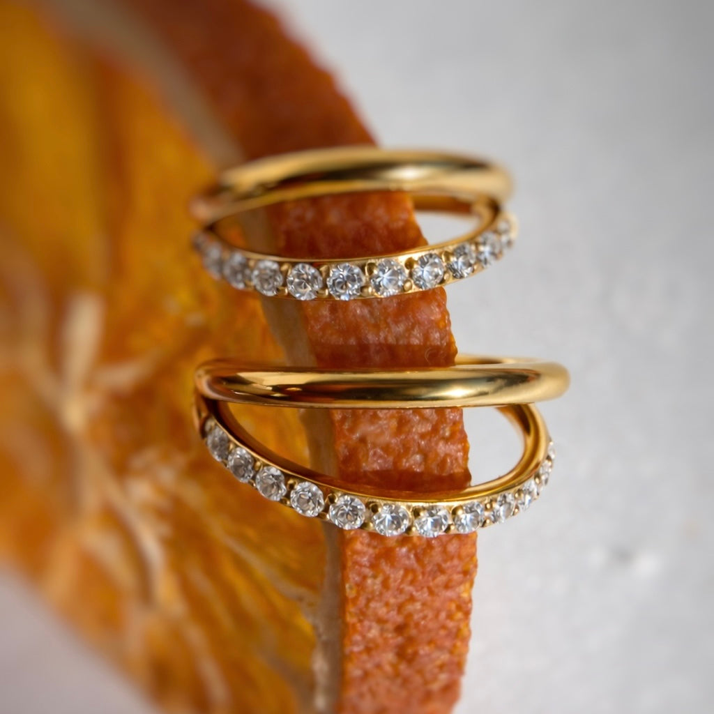 kółko clicker z białymi cyrkoniami Złote tytanowe