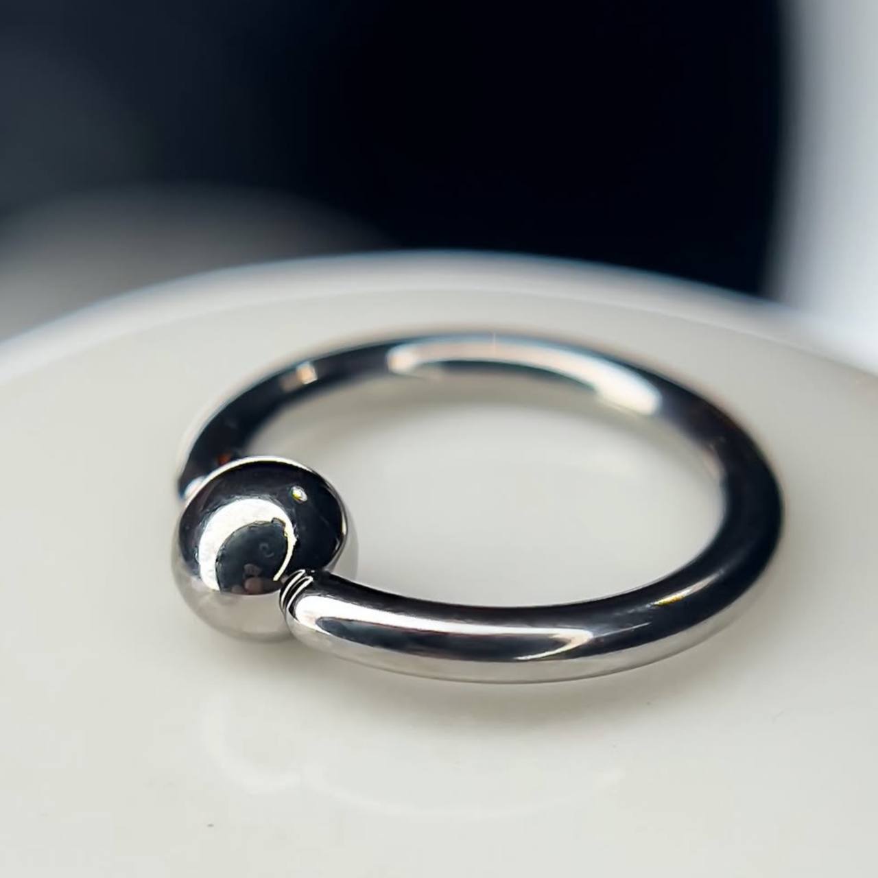 TYTANOWE KÓŁKO DO PIERCINGU Z KULKĄ-KOLCZYK DO UCHA I NOSA SREBRNY