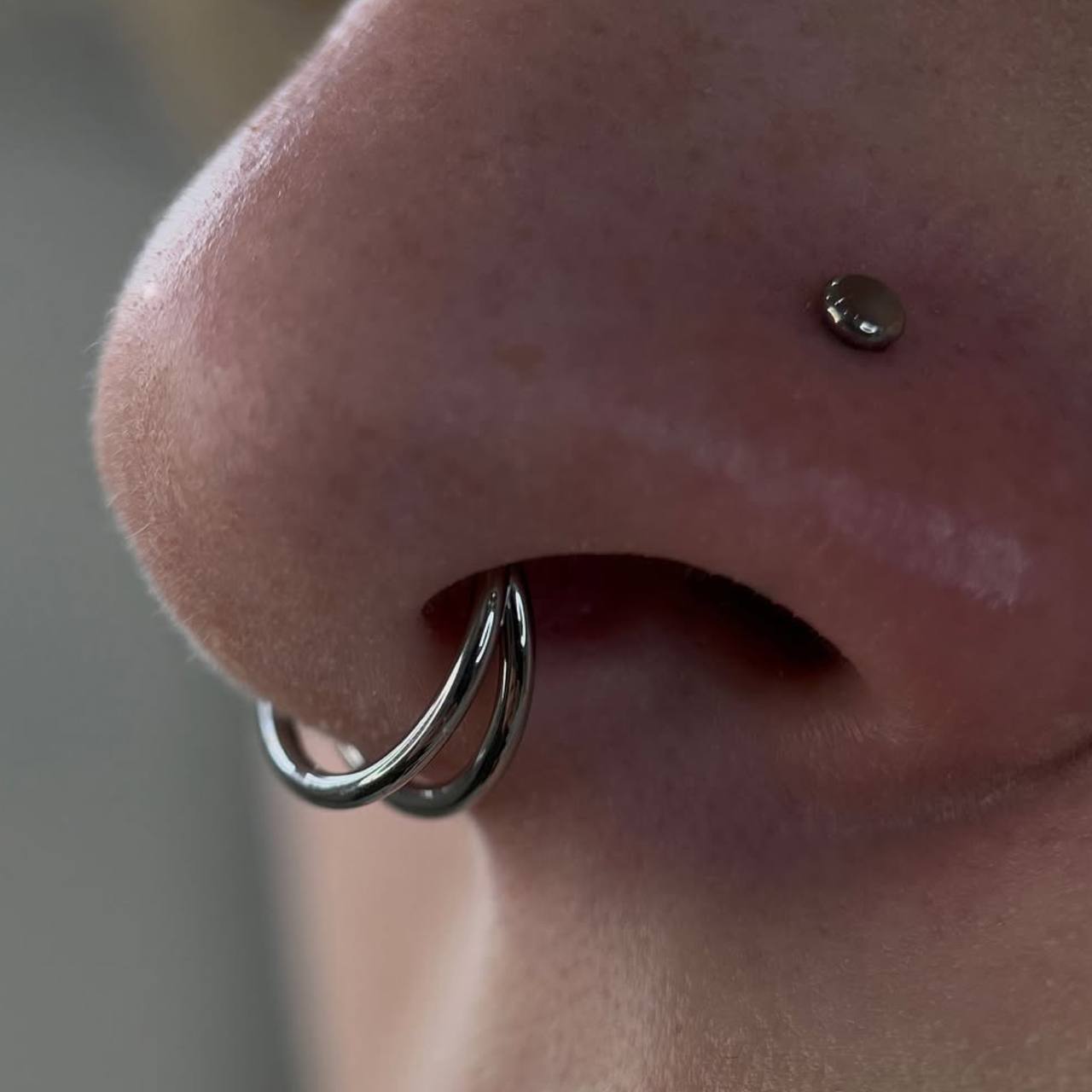 Kółko clicker tytanowy G23 – srebrny kolczyk do piercingu