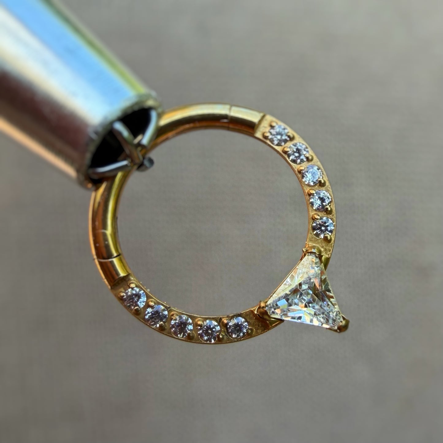Tytanowy clicker Triangle z białymi cyrkoniami – kolczyk do piercingu ucha i nosa – złoty