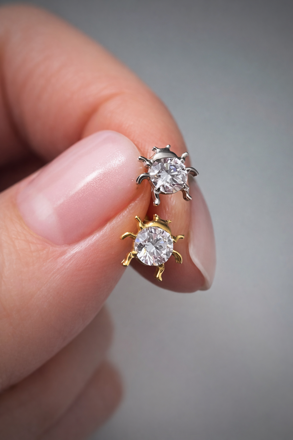 KOLCZYK DO PIERCINGU PAJĄK Z CYRKONIĄ – TYTAN ASTM F-136 ZŁOTY LABRET