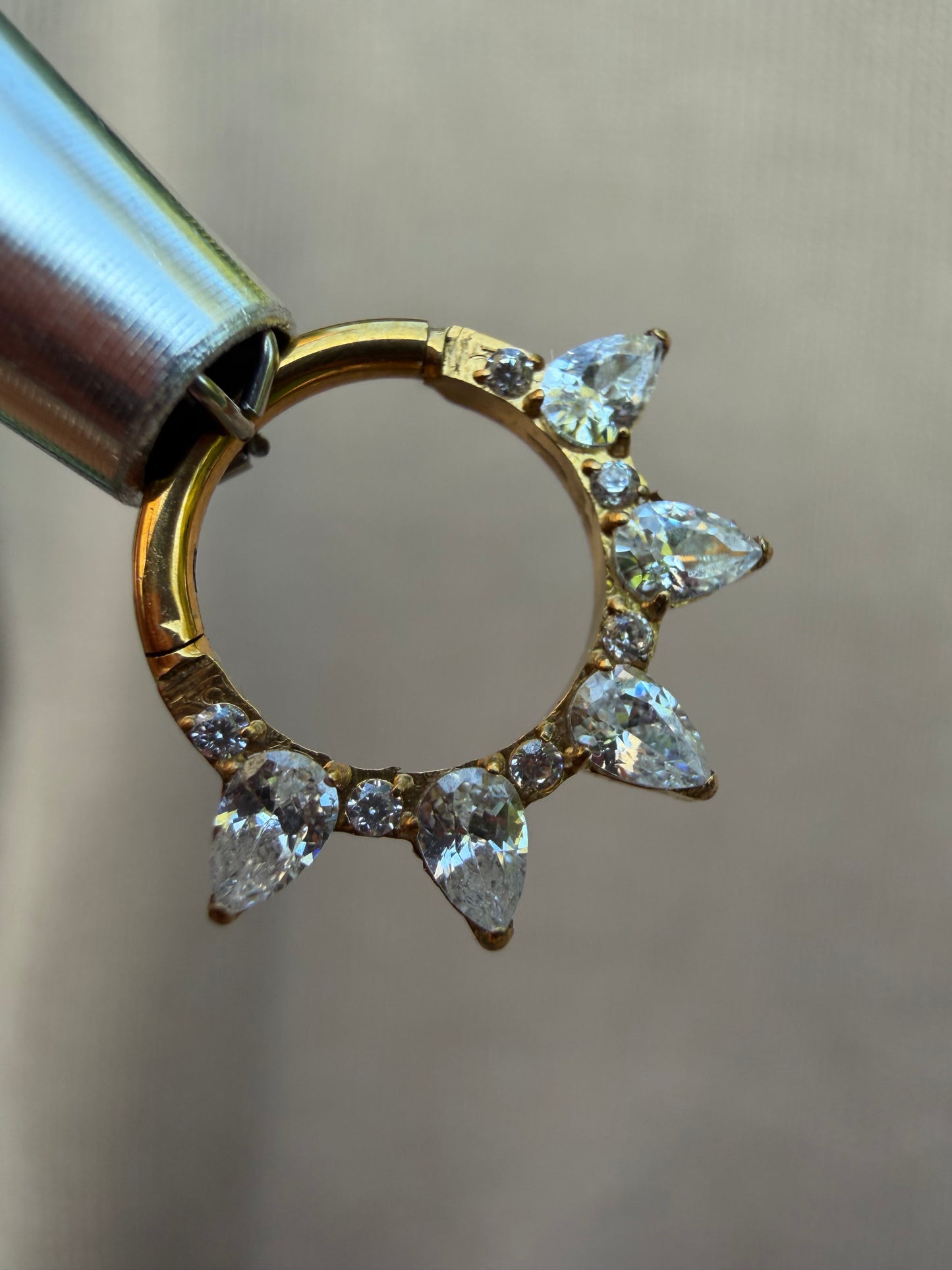 Tytanowy clicker Crown z białymi cyrkoniami – kolczyk do piercingu ucha – złoty