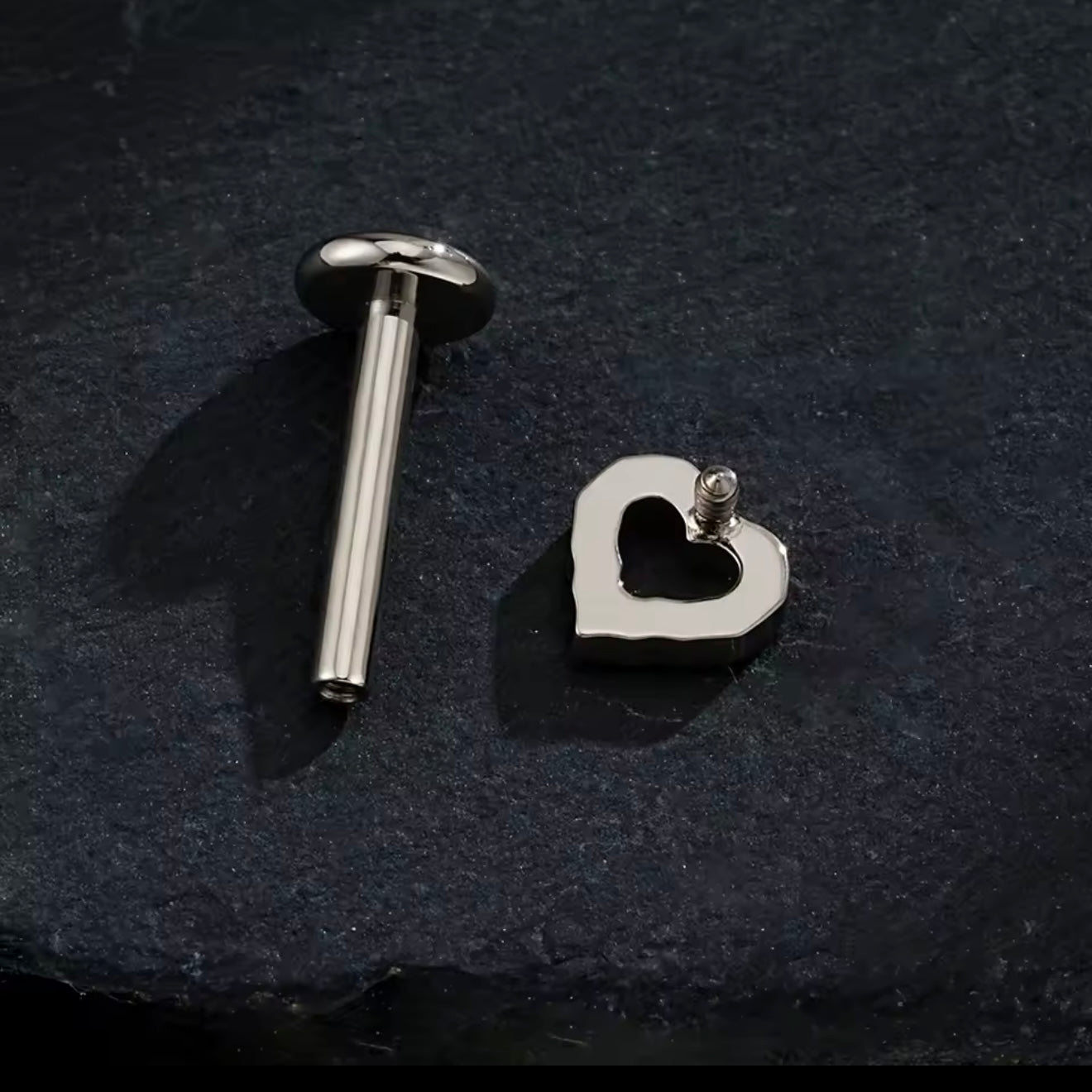 LABRET DO PIERCINGU UCHA SERCE Z CYRKONIAMI - SREBRNY KOLCZYK TYTANOWY