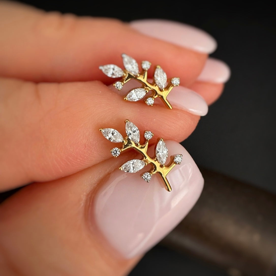Kolczyk do piercingu ucha z cyrkoniami w kształcie gałązki – tytanowy labret – złoty