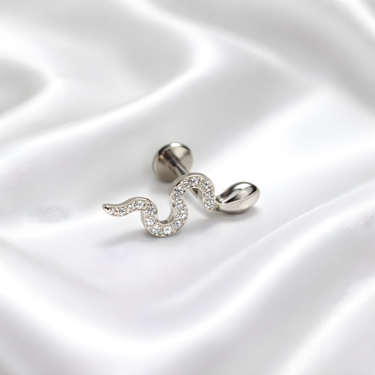 TYTANOWY KOLCZYK LABRET SREBRNY WĄŻ Z BIAŁYMI CYRKONIAMI