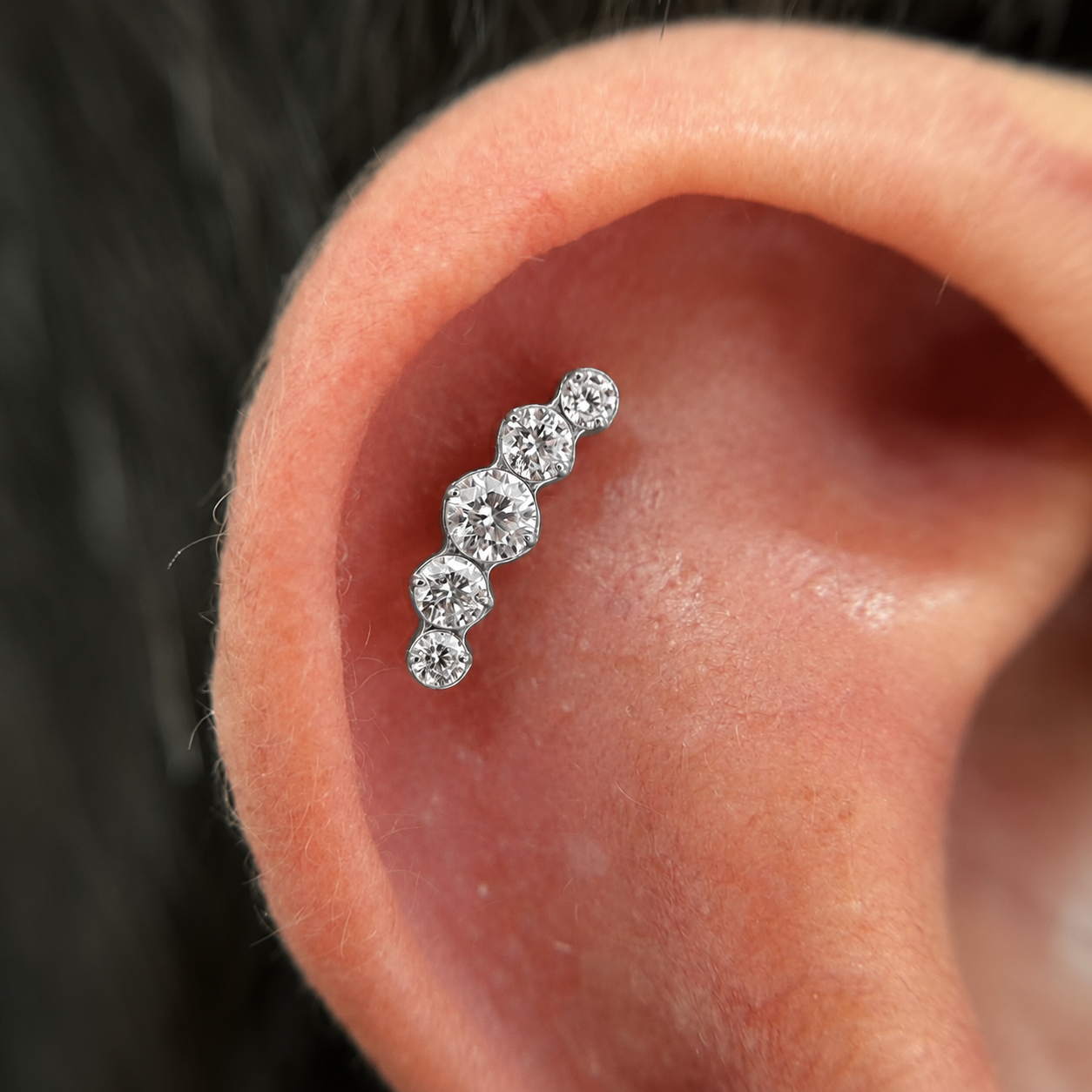 LABRET CLUSTER Z BIAŁYMI CYRKONIAMI -KOLCZYK DO PIERCINGU UCHA