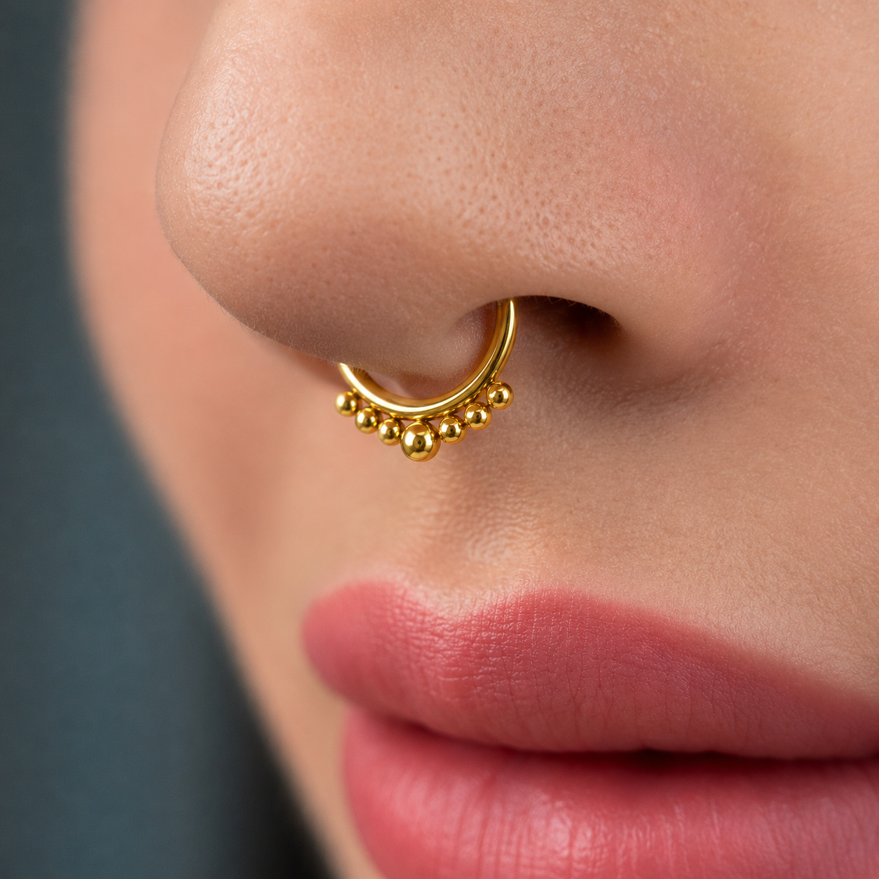Kolczyk do piercingu ucha – tytanowy clicker z kulkami – złoty