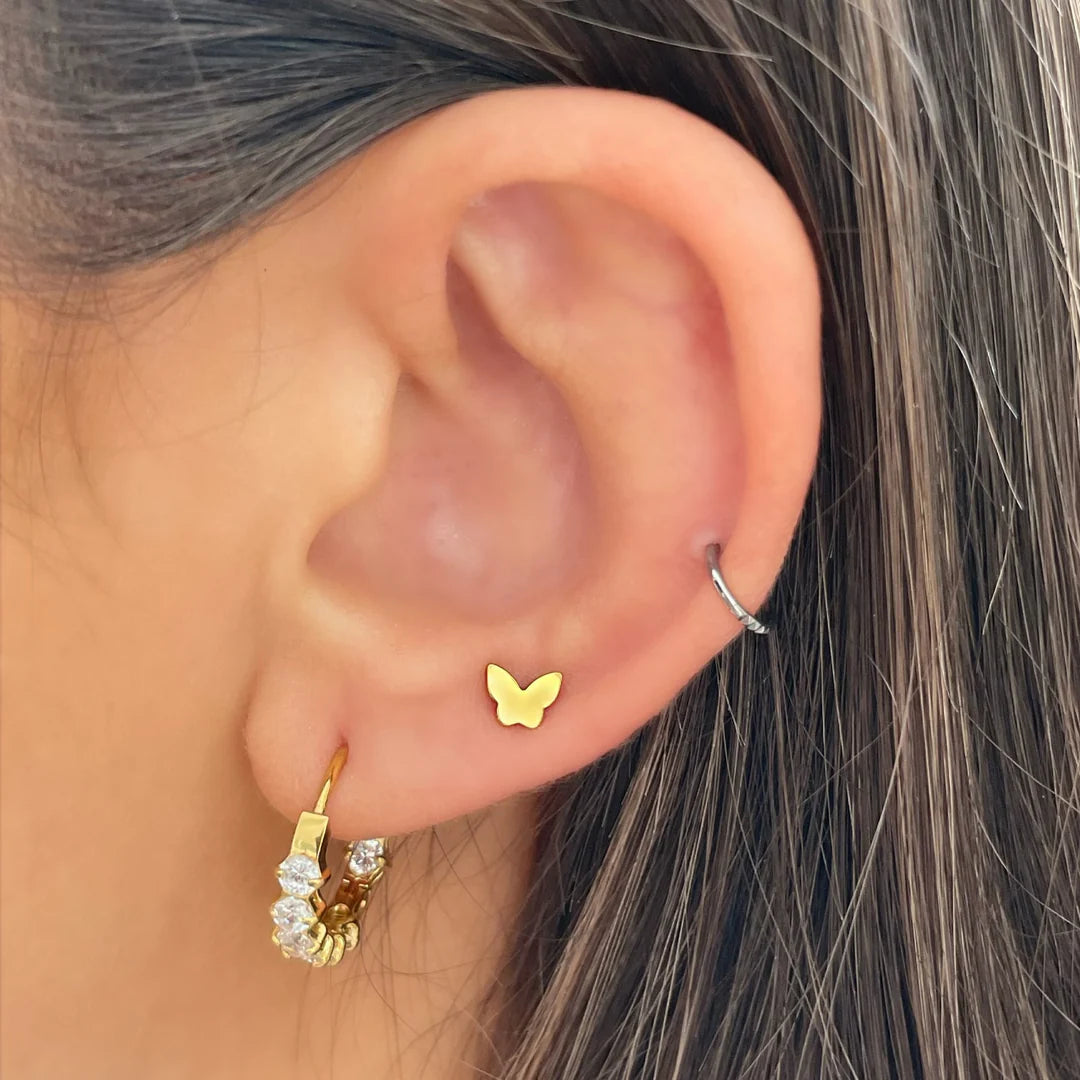 Tytanowy srebrny labret G23 z motylkiem – kolczyk do piercingu