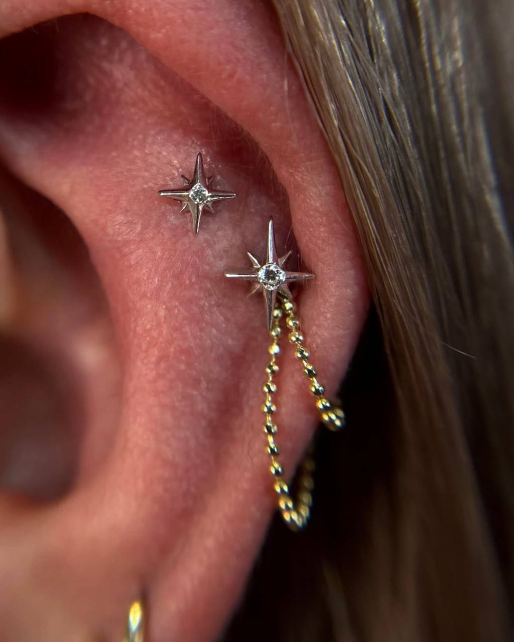 Tytanowy kolczyk gwiazda z cyrkonią – srebrny G23 kolczyk do piercingu