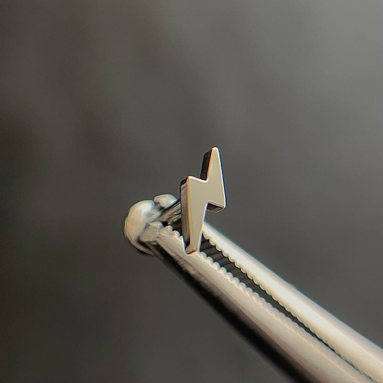 Tytanowy srebrny labret G23 z piorunem – kolczyk do piercingu