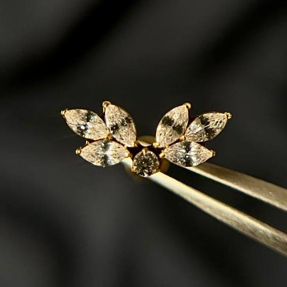 Tytanowy złoty labret G23 z białymi cyrkoniami – kolczyk do piercingu