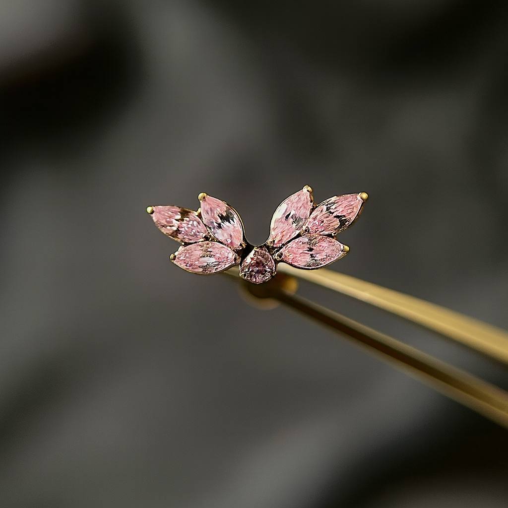 Tytanowy złoty labret G23 z różowymi cyrkoniami - kolczyk do piercingu