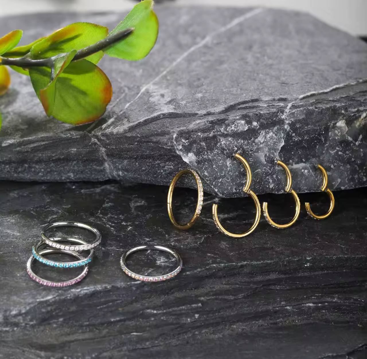 Tytanowe kółko clicker złoty z białymi cyrkoniami kolczyk