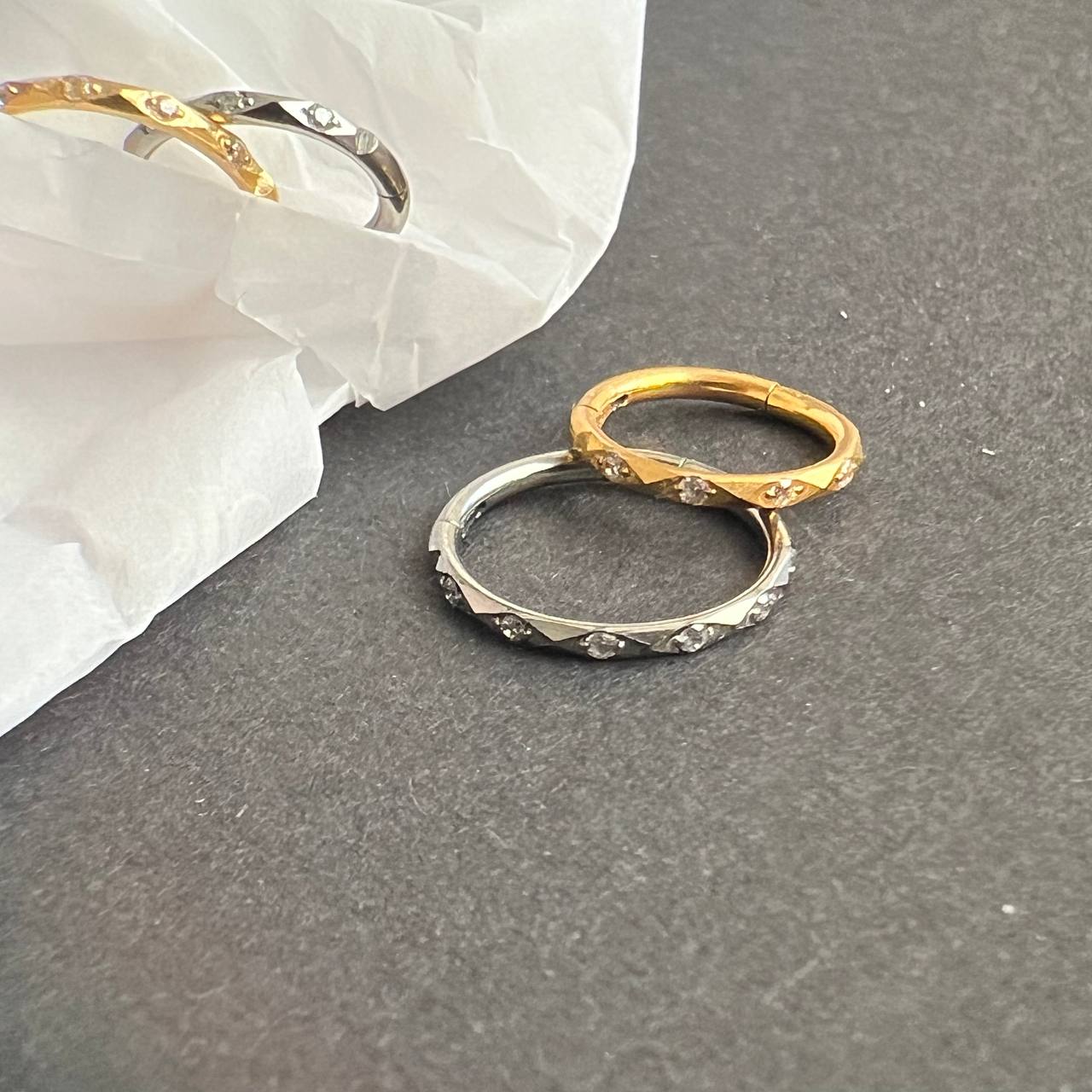 Tytanowy kolczyk CLICKER srebrny z cyrkoniami – kółko do piercingu helix conch