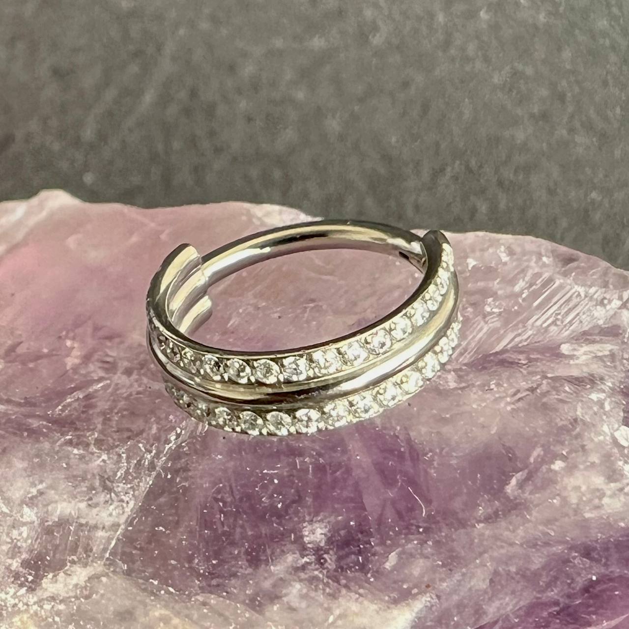 Tytanowy kolczyk clicker z podwójnym rzędem cyrkonii – kółko do piercingu ucha Srebrny