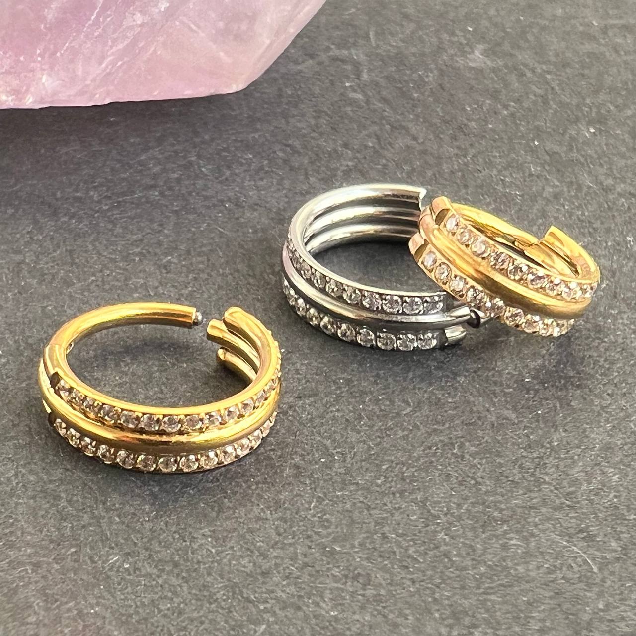 Tytanowy kolczyk clicker z podwójnym rzędem cyrkonii – kółko do piercingu ucha Złoty