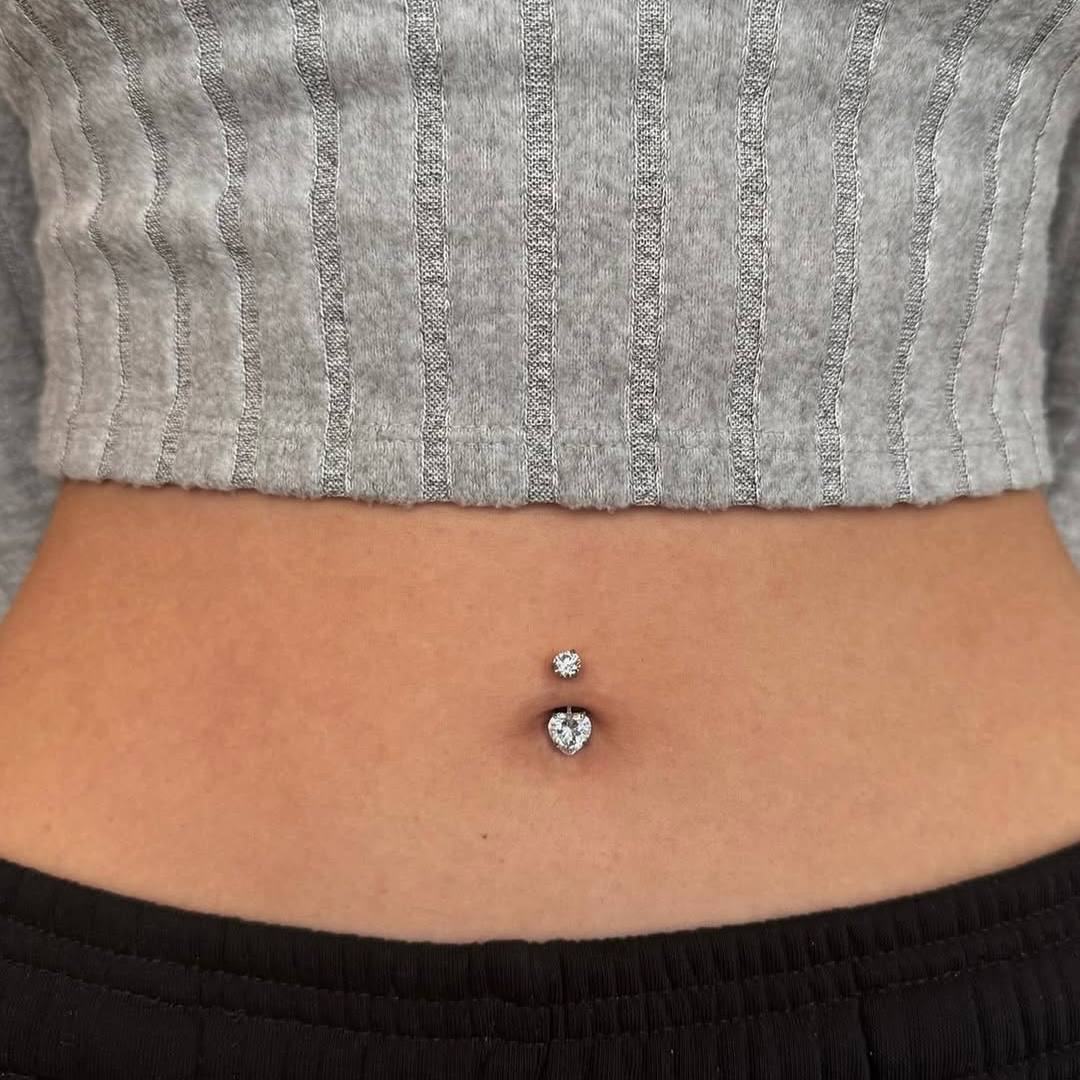 Tytanowy kolczyk do pępka z dwoma cyrkoniami SERCE Srebrny