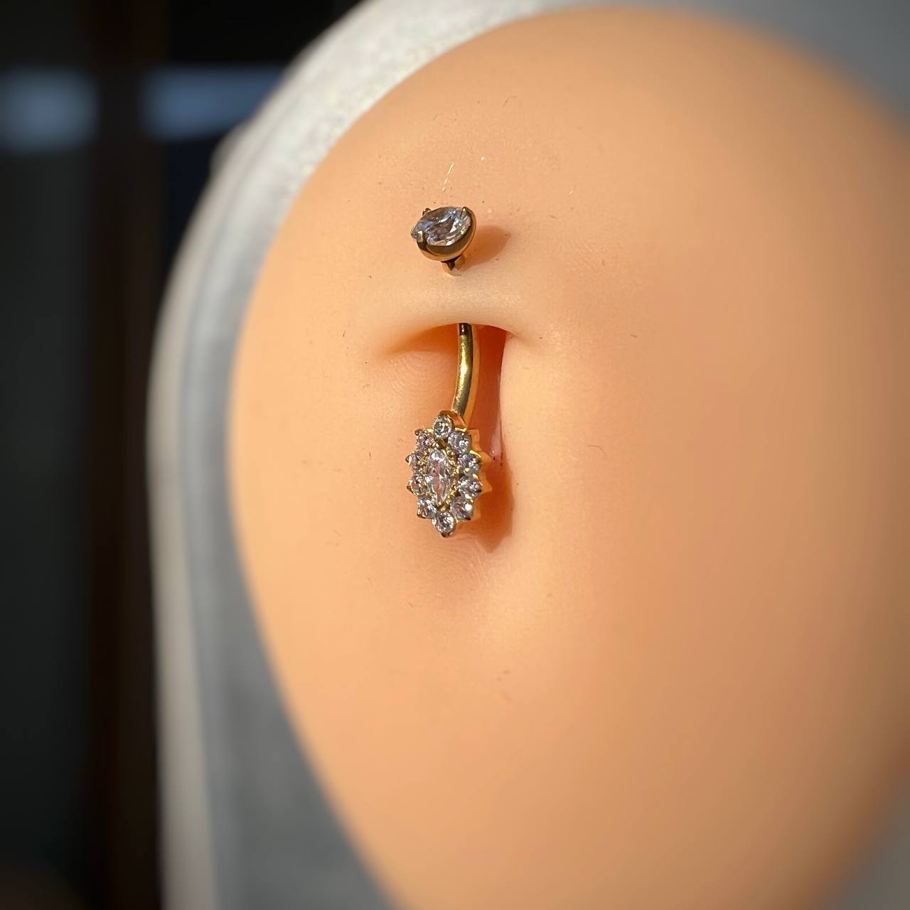 Tytanowy złoty kolczyk do pępka z cyrkoniami