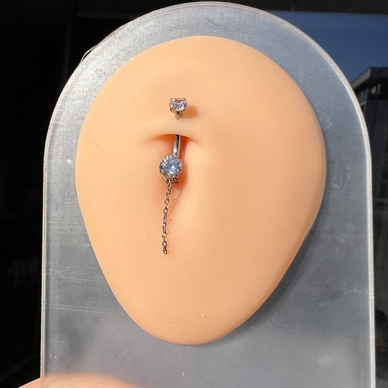 Tytanowy KOLCZYK do pępka z cyrkonią i łańcuszkiem Srebrny