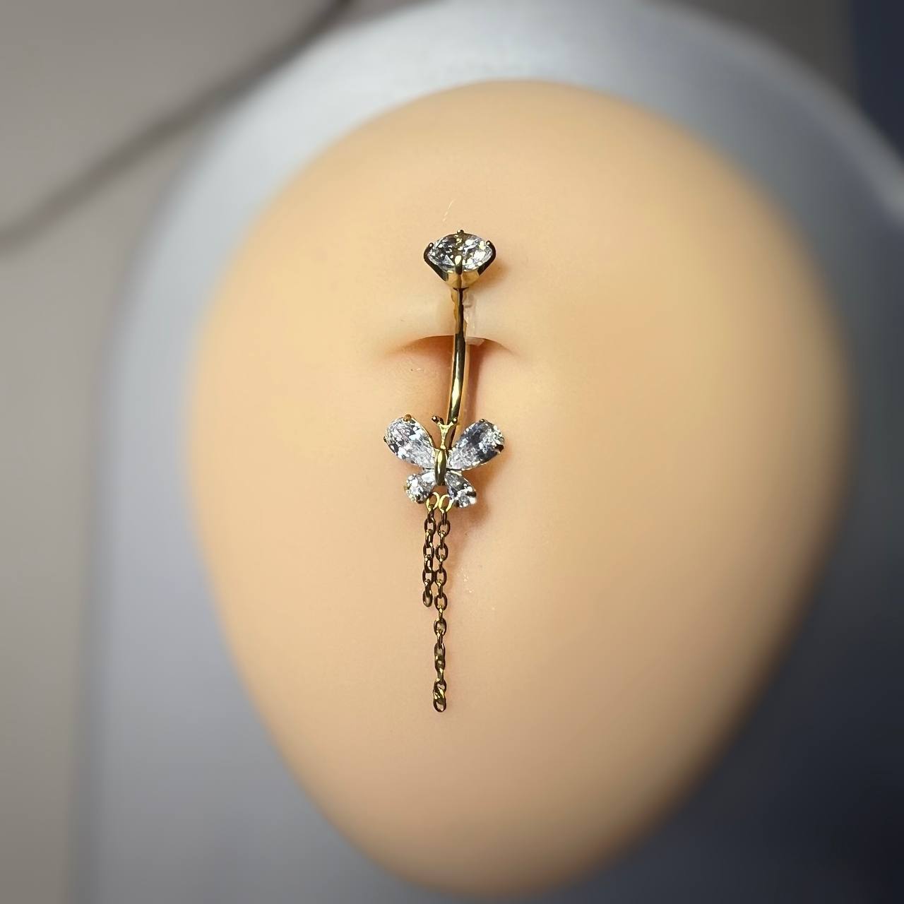 Tytanowy KOLCZYK do pępka z motylkiem, cyrkoniami i łańcuszkiem Złoty