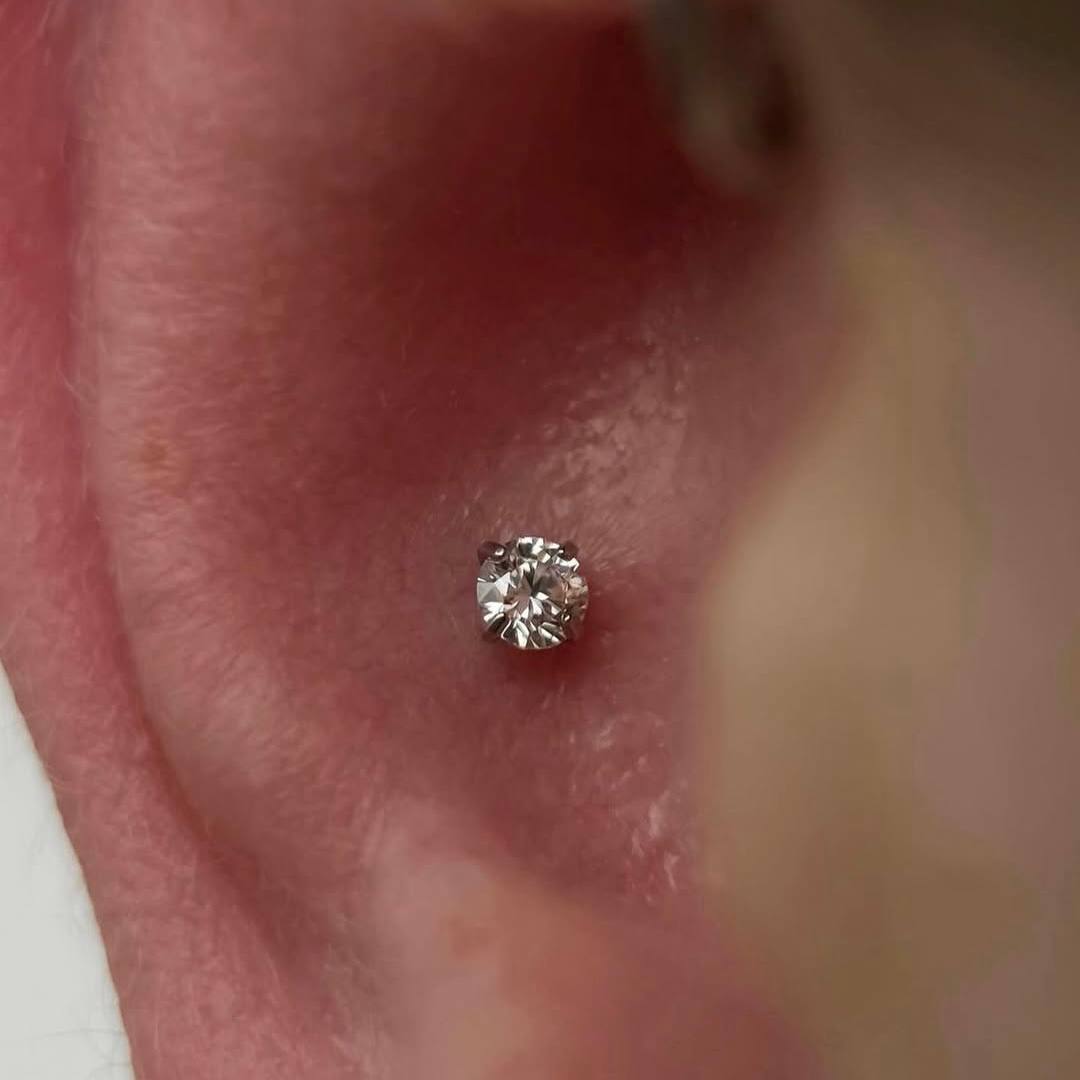 Tytanowy Złoty kolczyk LABRET z cyrkonią – G23