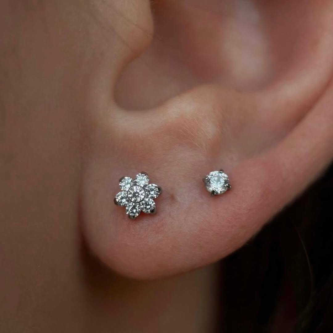 Tytanowy Srebrny kolczyk LABRET z cyrkonią – G23