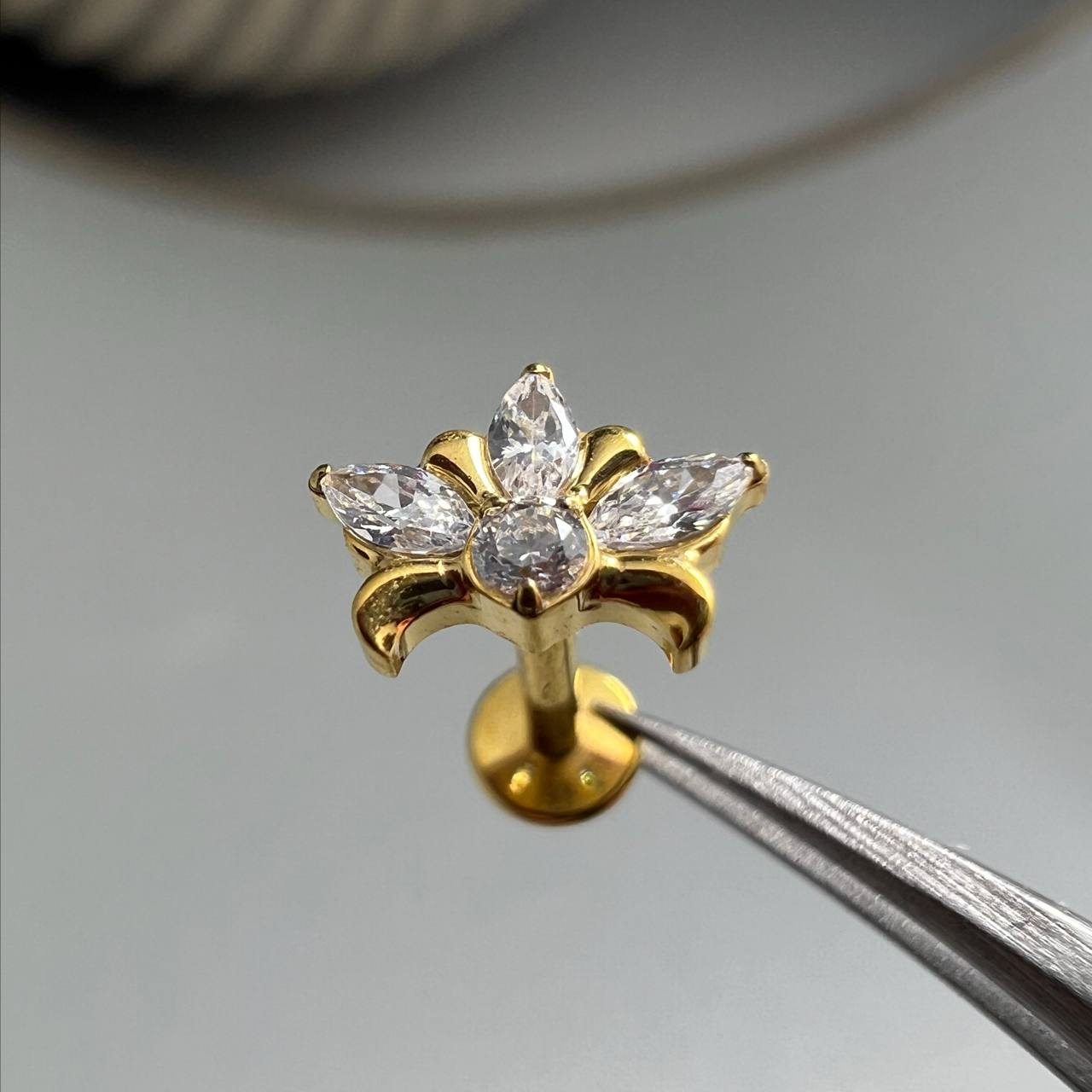 Kolczyk labret do piercingu – złoty kwiat z cyrkoniami