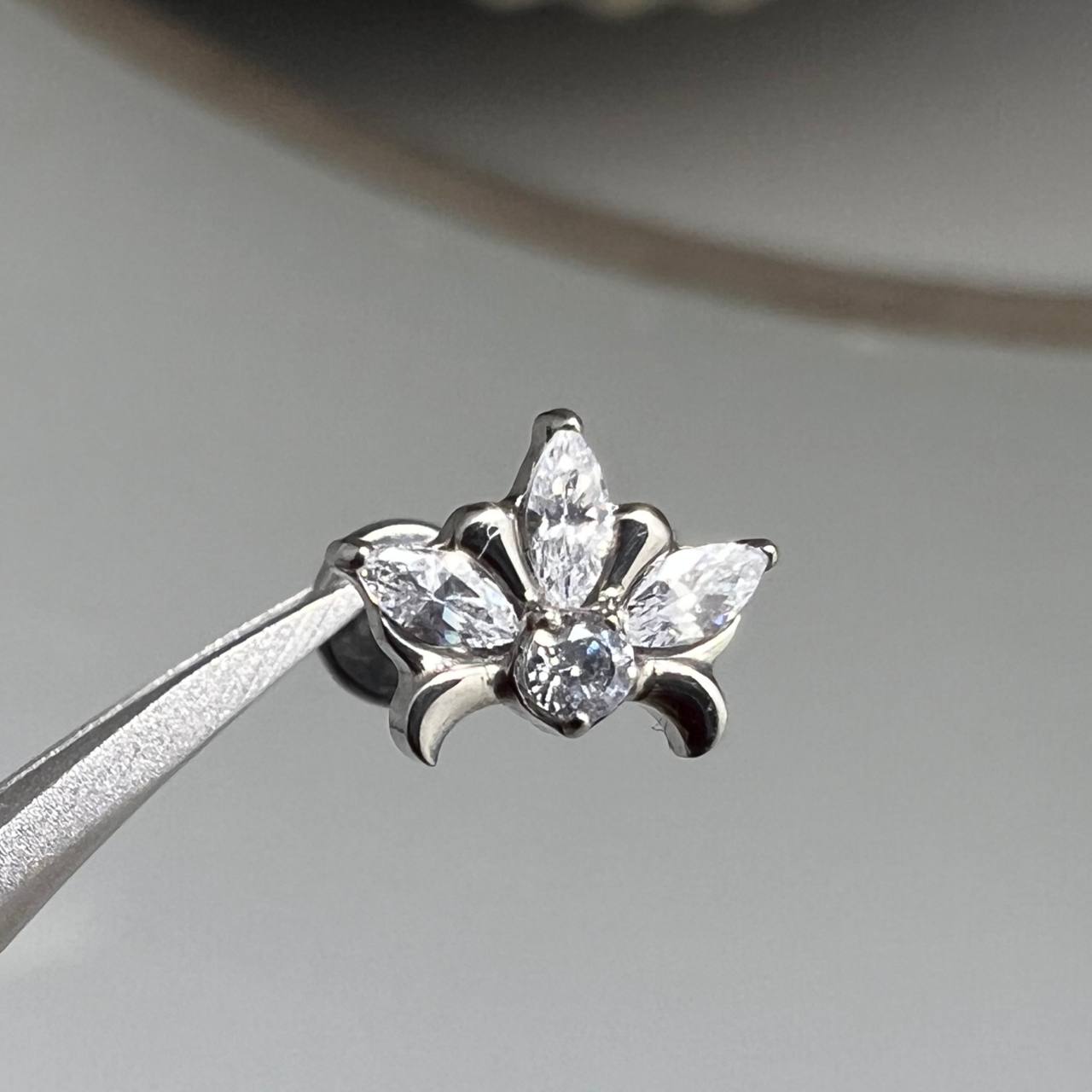 Kolczyk labret do piercingu – srebrny kwiat z cyrkoniami