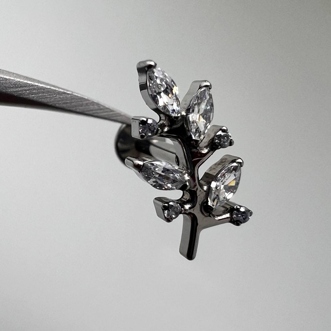 Kolczyk srebrny do piercingu ucha – labret gałązka z cyrkoniami