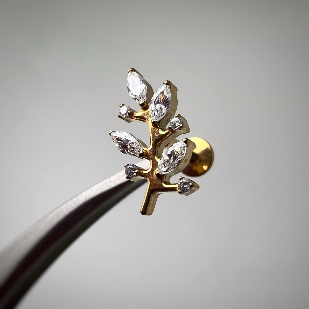 Złoty kolczyk do piercingu ucha – labret gałązka z cyrkoniami