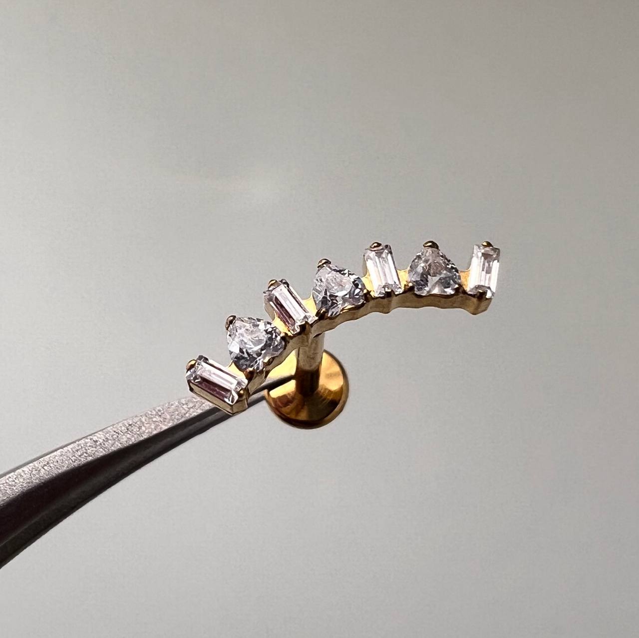 Tytanowy kolczyk labret z cyrkoniami Złoty