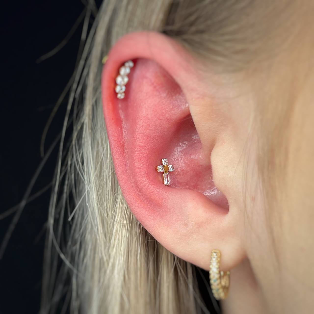 Kolczyk labret z cyrkoniami w kształcie krzyżyka – tytan ASTM F-136