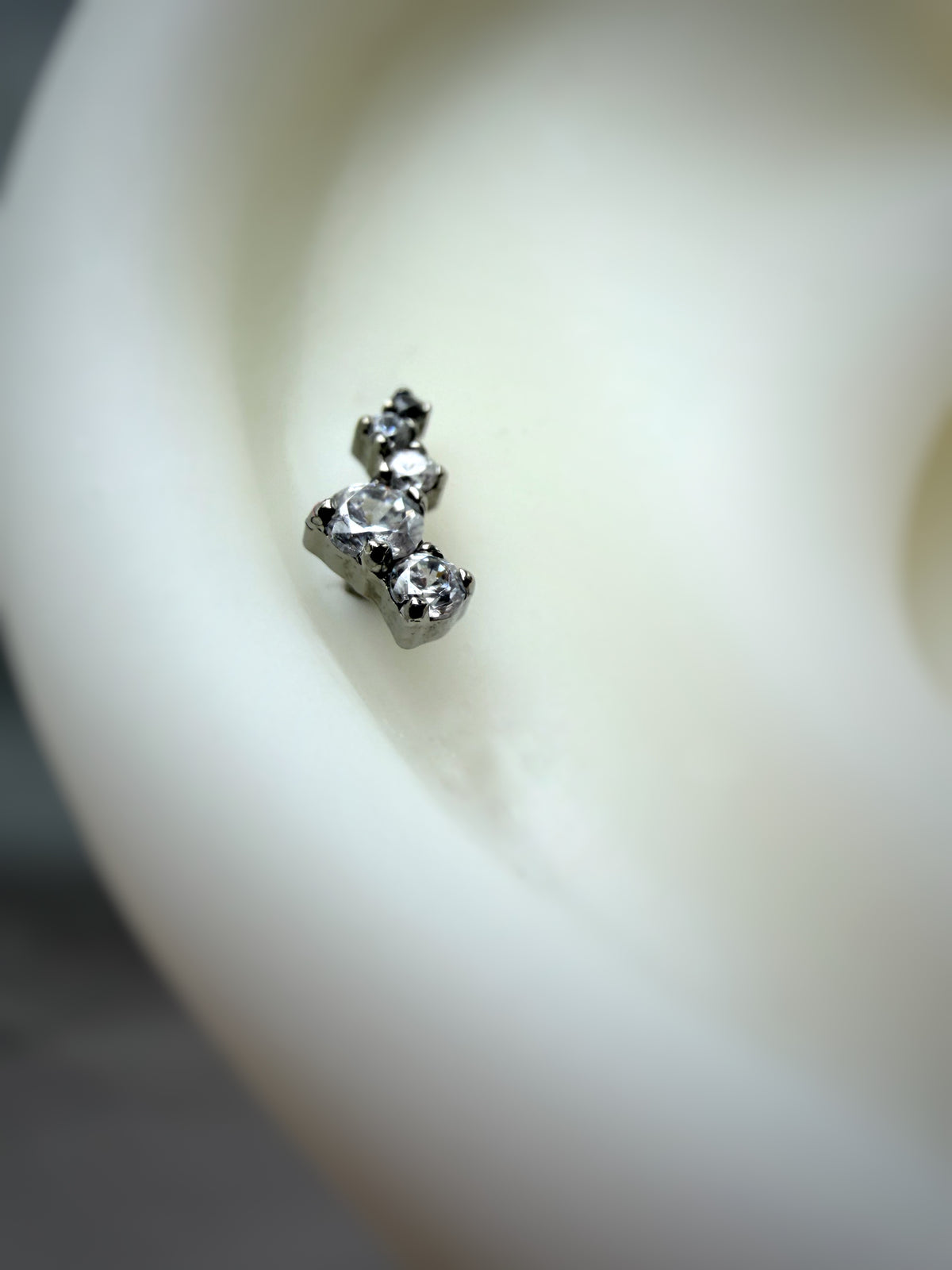 Tytanowy labret Cluster do piercingu ucha z białymi cyrkoniami, srebrny