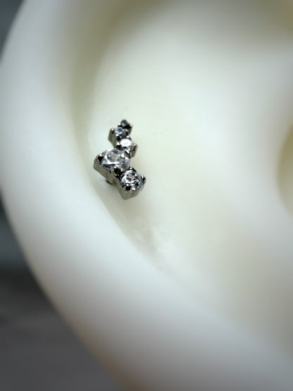 Tytanowy labret Cluster do piercingu ucha z białymi cyrkoniami, srebrny