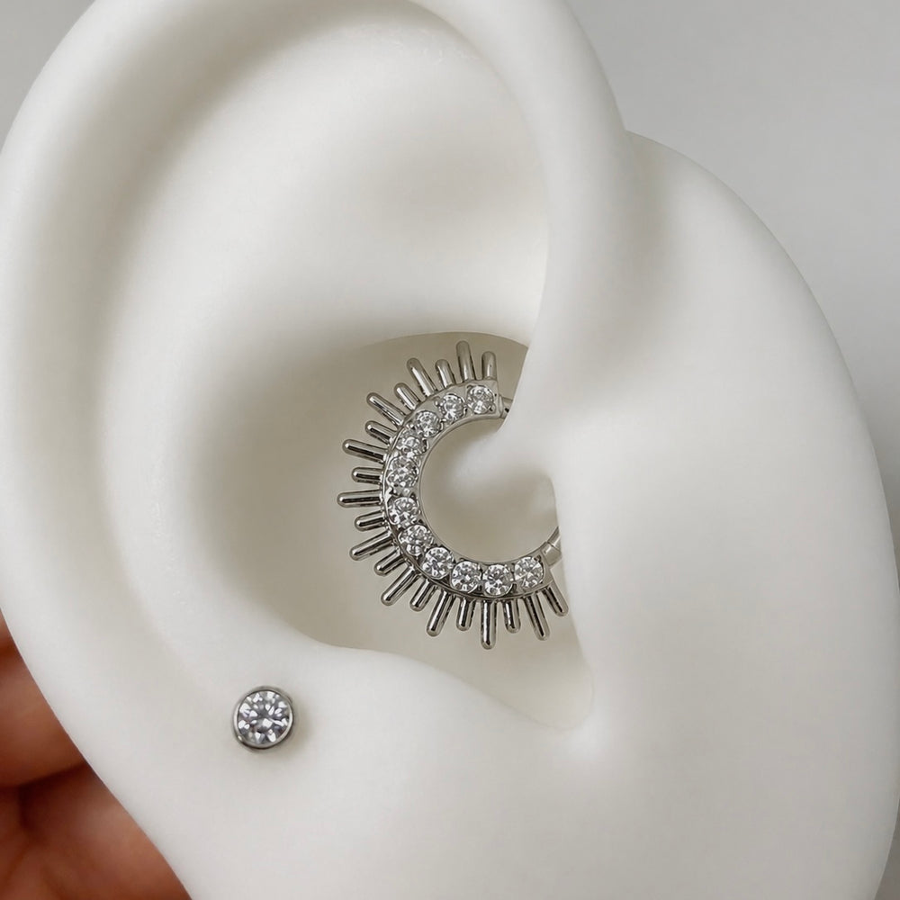 Kolczyk do piercingu ucha – tytanowy clicker z cyrkoniami – srebrny