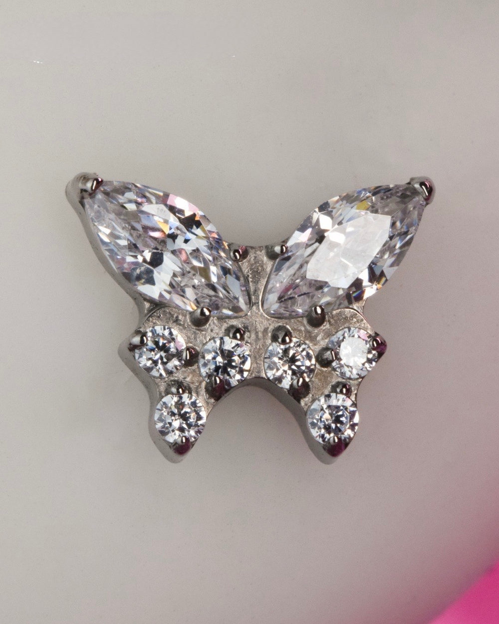 TYTANOWY LABRET MOTYL Z BIAŁYMI CYRKONIAMI  DO PIERCINGU UCHA -SREBRNY