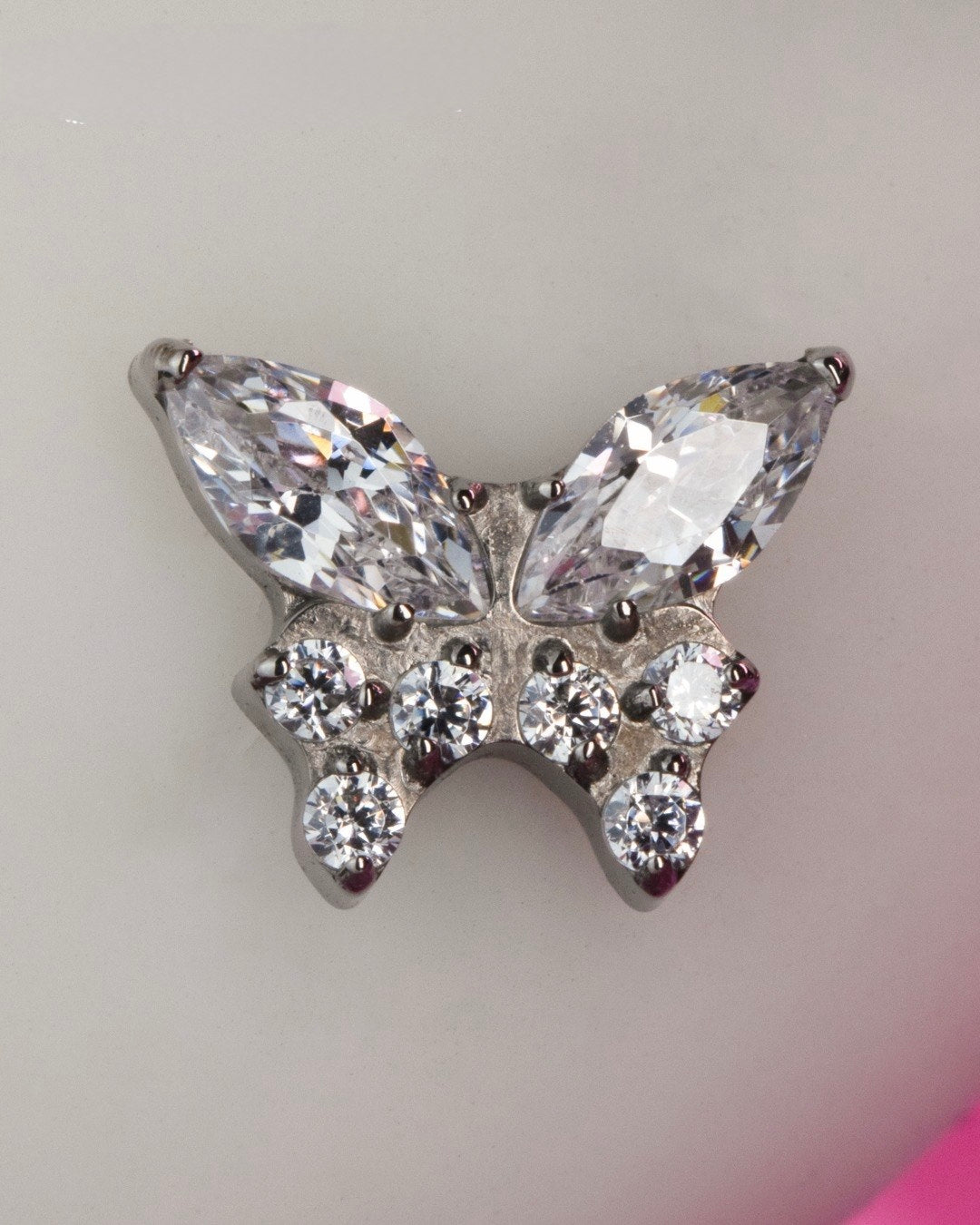 TYTANOWY LABRET MOTYL Z BIAŁYMI CYRKONIAMI  DO PIERCINGU UCHA -SREBRNY