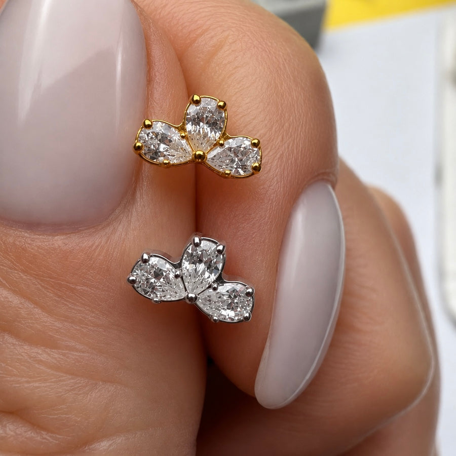 KOLCZYK DO PIERCINGU UCHA – LABRET Z TRZEMA BIAŁYMI CYRKONIAMI – ZŁOTY