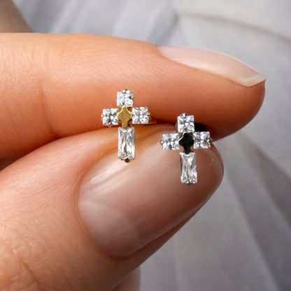 Kolczyk labret z cyrkoniami w kształcie krzyżyka – tytan ASTM F-136