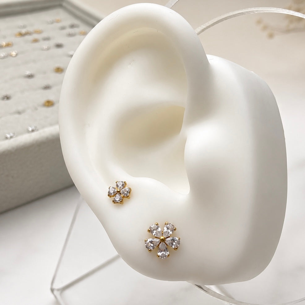 Labret  do piercinga  ucha - kwiat z cyrkoniami złoty