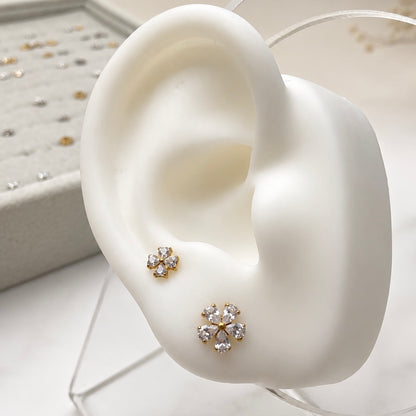 Labret  do piercinga  ucha - kwiat z cyrkoniami złoty