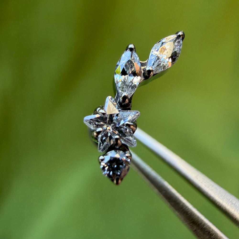 Kolczyk do piercingu ucha – tytanowy labret z białymi cyrkoniami – srebrny