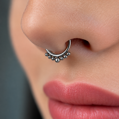 Kolczyk do piercingu ucha – tytanowy clicker z kulkami – srebrny