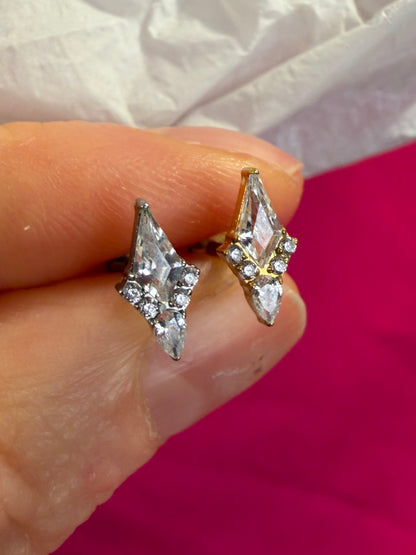 Labret tytanowy z białymi cyrkoniami – kolczyk do piercingu ucha,złoty