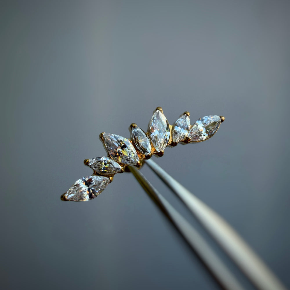 Kolczyk do piercingu ucha Lyra – tytanowy labret z białymi cyrkoniami – srebrny