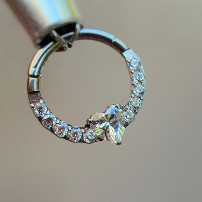 Tytanowy clicker Heart Shine z białymi cyrkoniami – kolczyk do piercingu ucha –srebrny