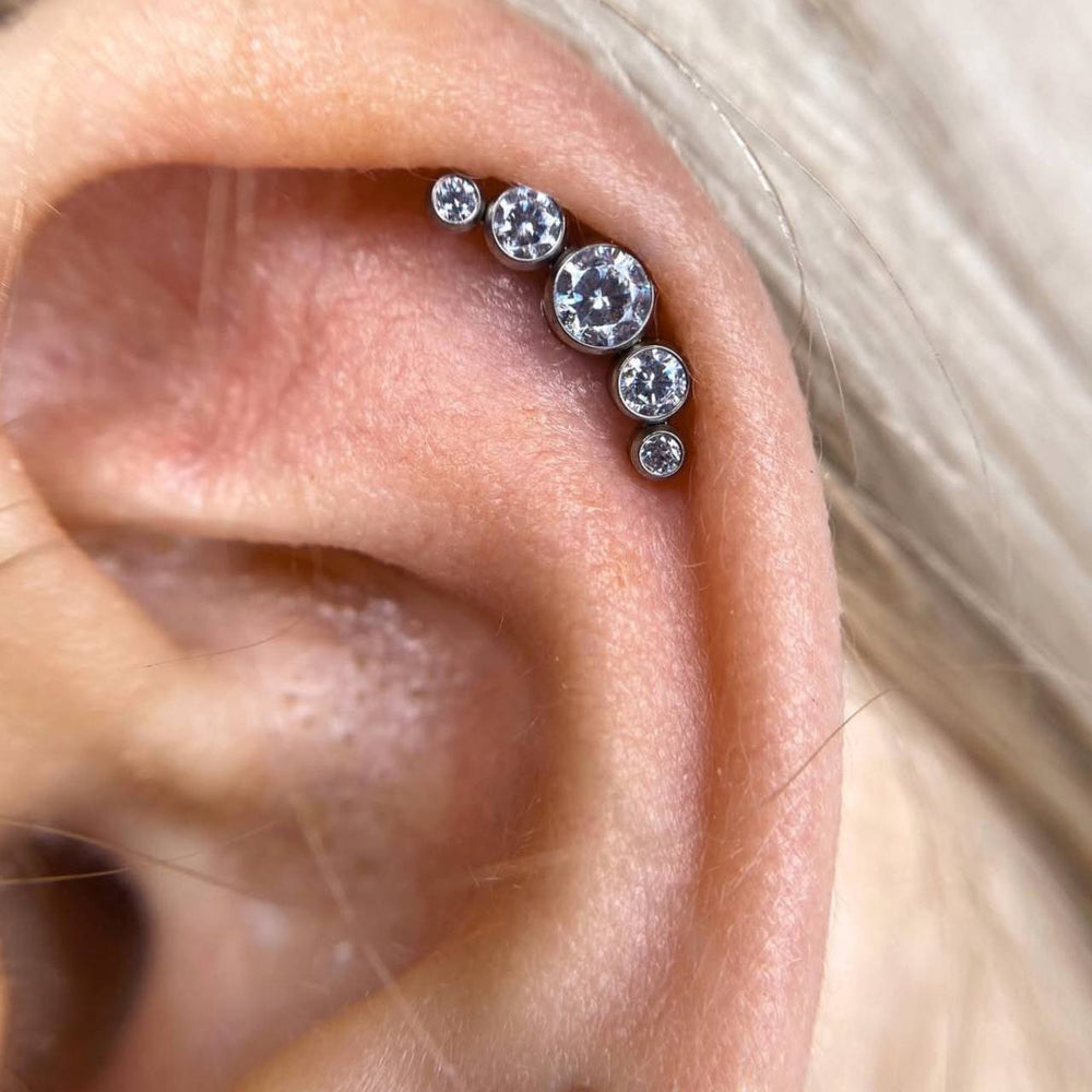 ZŁOTY LABRET CLUSTER Z BIAŁYMI CYRKONIAMI -KOLCZYK DO PIERCINGU UCHA