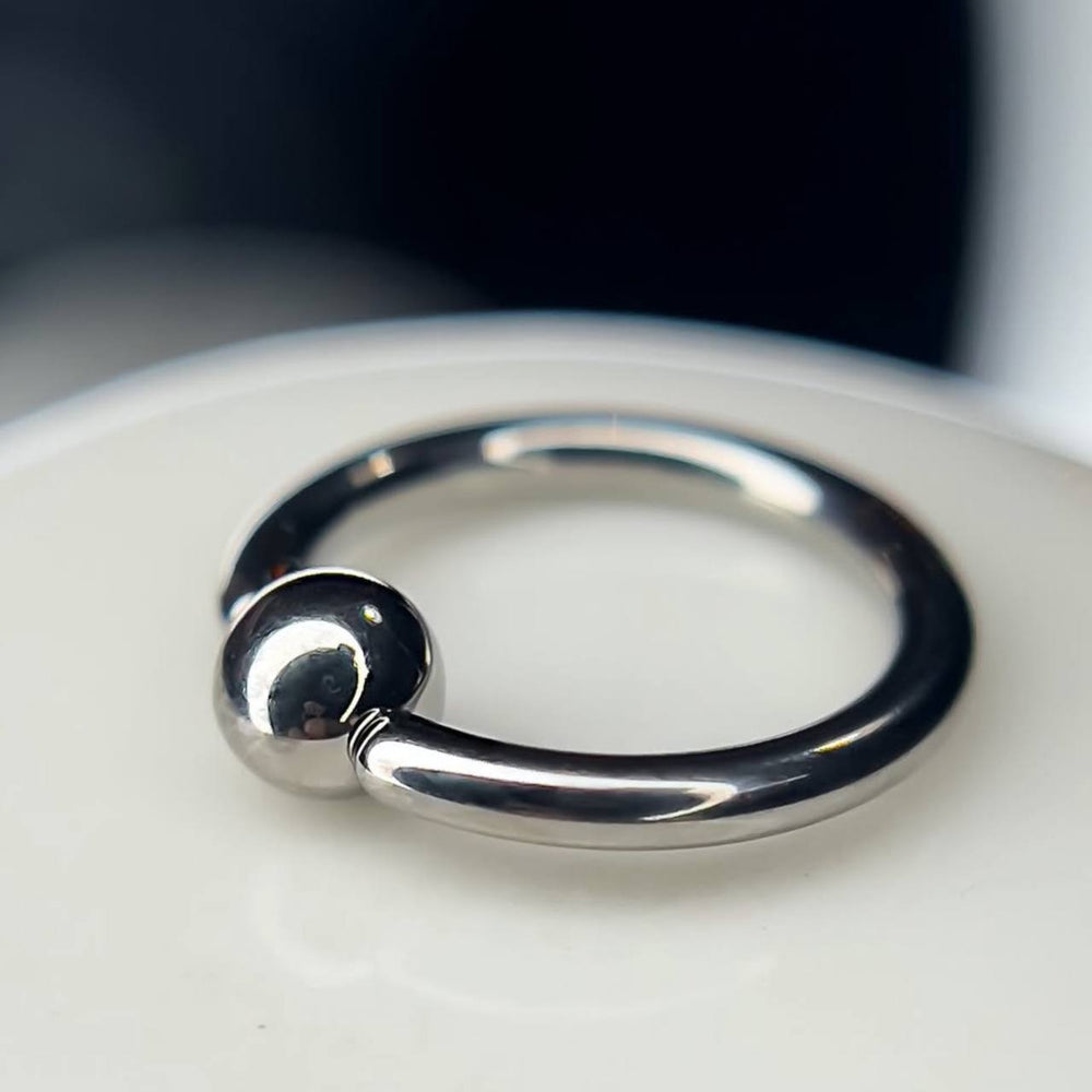 TYTANOWE KÓŁKO DO PIERCINGU Z KULKĄ-KOLCZYK DO UCHA I NOSA SREBRNY